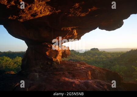 Ancien abri de roche aborigène avec des étoiles et des constellations peintes au plafond, la section des remparts, le parc national des grottes de Chillagoe-Mungalla, près de C Banque D'Images