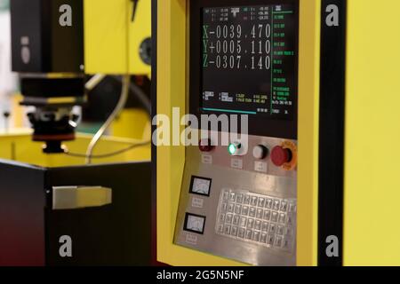 Panneau de commande de la machine à décharge électrique CNC. Mise au point sélective. Banque D'Images