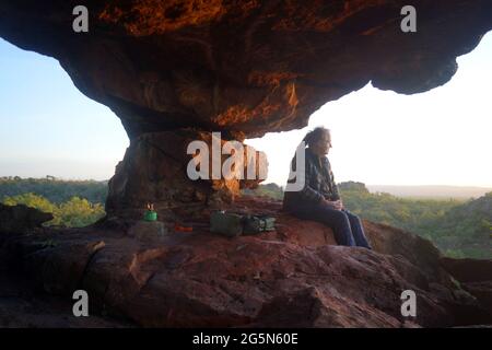 Ancien abri de roche aborigène avec des étoiles et des constellations peintes au plafond, la section des remparts, le parc national des grottes de Chillagoe-Mungalla, près de C Banque D'Images