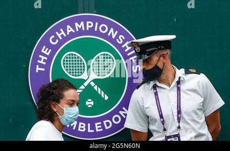 Londres, Grande-Bretagne. 28 juin 2021. Un spectateur entre sur le court central lors du match de la première manche masculin entre Novak Djokovic de Serbie et Jack Draper de Grande-Bretagne aux Championnats de tennis de Wimbledon 2021 à Londres, en Grande-Bretagne, le 28 juin 2021. Credit: Han Yan/Xinhua/Alay Live News Banque D'Images