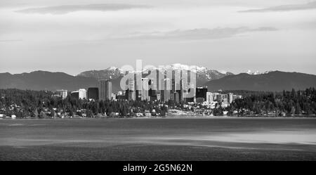 Le front de mer le long du lac Washington près de Bellevue Washington Cascade Mountain Background Banque D'Images