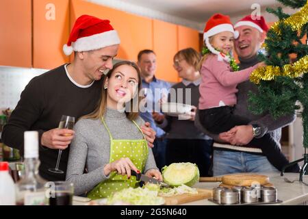 La famille se prépare pour le dîner de Noël Banque D'Images