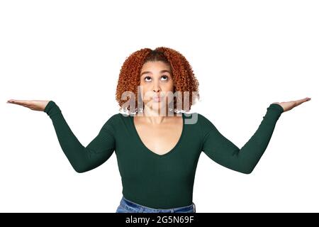 femme montrant quelque chose sur leurs mains Banque D'Images