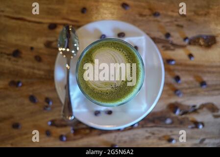 Joli motif de latte au café chaud. Café chaud, latte, mousse de lait sur le café Banque D'Images