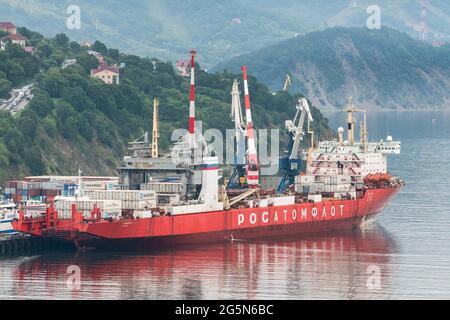 Navire-conteneur russe brise-glace nucléaire Sevmorput Corporation FSUE Atomflot ou Rosatomflot. Terminal à conteneurs port maritime commercial Banque D'Images