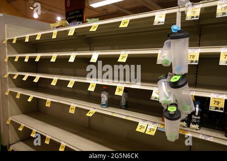 Portland, États-Unis. 28 juin 2021. Les marchés sont vendus hors de Gatorade comme les gens à Portland, Oregon endurent des températures historiques record jusqu'à 116 degrés le 28 juin 2021 (photo par John Rudop/Sipa USA) crédit: SIPA USA/Alay Live News Banque D'Images