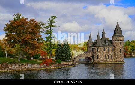 Château historique de Boldt sur Heart Island. Arbre, feuilles, rivière, ciel bleu. Automne dans les mille-Îles au fleuve Saint-Laurent. Etat de New York, 2016. Banque D'Images