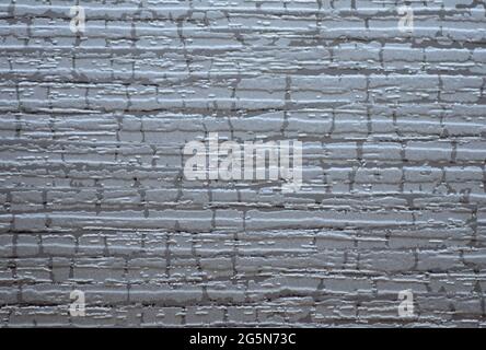Une surface plate de bois brûlé avec des fissures et des rayures en gros plan. Arrière-plan, motif, texture. Banque D'Images