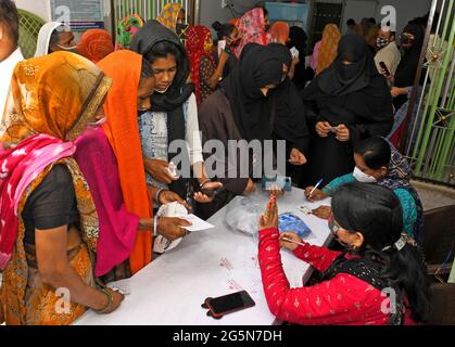 Beawar, Rajasthan, Inde, 28 juin 2021 : les agents de santé prennent les détails des résidents pour le vaccin COVID-19 lors d'une campagne de vaccination spéciale à une mousse de Beawar. Le gouvernement du Rajasthan a autorisé tous les lieux religieux à rouvrir à partir de lundi avec des protocoles Covid stricts. Crédit : Sumit Saraswat/Alay Live News Banque D'Images