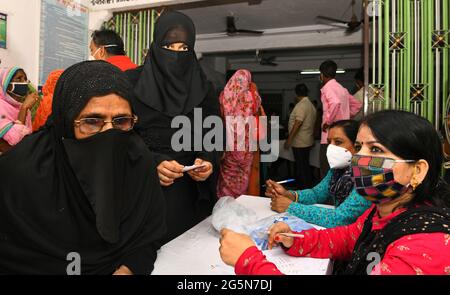 Beawar, Rajasthan, Inde, 28 juin 2021 : les agents de santé prennent les détails des résidents pour le vaccin COVID-19 lors d'une campagne de vaccination spéciale à une mousse de Beawar. Le gouvernement du Rajasthan a autorisé tous les lieux religieux à rouvrir à partir de lundi avec des protocoles Covid stricts. Crédit : Sumit Saraswat/Alay Live News Banque D'Images