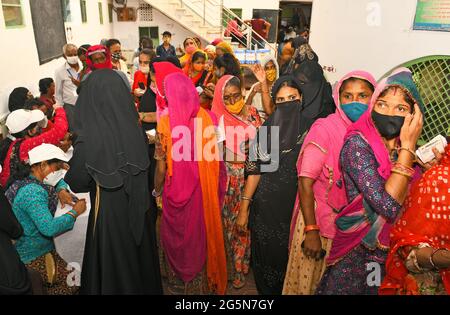 Beawar, Rajasthan, Inde, 28 juin 2021 : les femmes bénéficiaires sont en file d'attente pour recevoir le vaccin COVID-19 lors d'une campagne de vaccination spéciale à une mousse de Beawar. Le gouvernement du Rajasthan a autorisé tous les lieux religieux à rouvrir à partir de lundi avec des protocoles Covid stricts. Photo: Sumit Saraswat Banque D'Images