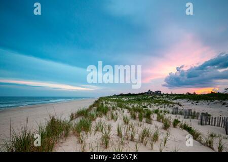 Coucher de soleil sur Cooper's Beach, Southampton, NY Banque D'Images