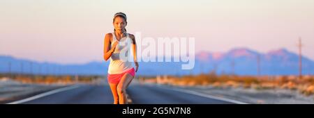 Athlète en train de courir sur la route du coucher du soleil dans le désert Banque D'Images