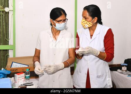 Beawar, Rajasthan, Inde, 28 juin 2021 : des travailleurs de la santé indiens travaillent lors d'une campagne de vaccination spéciale au centre de vaacination COVID-19 à Beawar. Le gouvernement du Rajasthan a autorisé tous les lieux religieux à rouvrir à partir de lundi avec des protocoles Covid stricts. Crédit : Sumit Saraswat/Alay Live News Banque D'Images