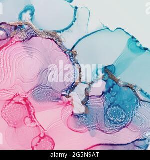 Liquide d'encre à l'alcool. Vagues de couleurs bleu et rose avec inclusion dorée liquide. Texture ou arrière-plan dégradé abstrait Banque D'Images