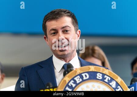 New York, NY - le 28 juin 2021: Le secrétaire aux Transports Pete Buttigieg s'exprime à la conférence de presse avec le sénateur Charles Schumer pour le projet de tunnel de la passerelle du feu vert à la gare Amtrak de Penn Station Banque D'Images
