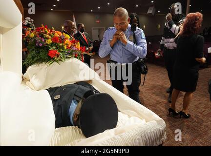 St. Louis, États-Unis. 28 juin 2021. Dave Tenorio, officier de la police métropolitaine de la moto de Saint-Louis, s'arrête pour un moment de prière au cercueil du pompier de Saint-Louis Rodney Heard, Sr. Lors d'un service commémoratif à Saint-Louis le lundi 28 juin 2021. Entendu, Sr est décédé de COVID-19 le 15 juin 2021. En avril 2020, Tenorio a été hospitalisé pendant un mois en unité de soins intensifs, souffrant du coronavirus. Photo par Bill Greenblatt/UPI crédit: UPI/Alay Live News Banque D'Images