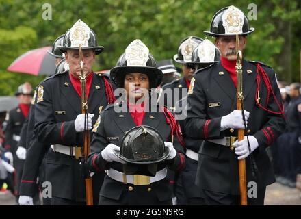 St. Louis, États-Unis. 28 juin 2021. La Garde d'honneur du Service des incendies de St. Louis porte le casque du pompier de St. Louis Rodney Heard, Sr. Lors d'un service commémoratif à St. Louis le lundi 28 juin 2021. Entendue, Sr est décédée dans l'exercice de ses fonctions de complications dues à COVID-19 le 15 juin 2021. Photo par Bill Greenblatt/UPI crédit: UPI/Alay Live News Banque D'Images