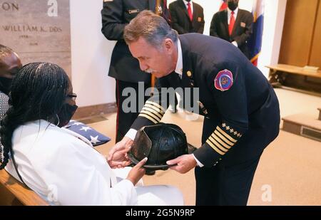 St. Louis, États-Unis. 28 juin 2021. Dennis Jenkerson, chef des pompiers de St. Louis, présente le casque du pompier de St. Louis Rodney Heard, Sr. À sa veuve, Lisa Heard, lors d'un service commémoratif à St. Louis, le lundi 28 juin 2021. Entendue, Sr est décédée dans l'exercice de ses fonctions de complications dues à COVID-19 le 15 juin 2021. Photo par Bill Greenblatt/UPI crédit: UPI/Alay Live News Banque D'Images