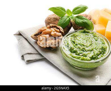 Bol avec sauce au pesto frais et ingrédients sur fond blanc Banque D'Images