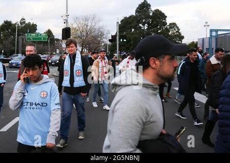 MELBOURNE, AUSTRALIE - 27 JUIN : les fans de Melbourne City arrivent à AAMI Park lors du match de football a-League Grand-final entre Melbourne City FC et Sydney FC le 27 juin 2021 à l'AAMI Park de Melbourne, en Australie. (Photo de Dave Hewitt/Speed Media) Banque D'Images