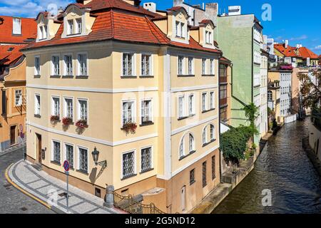 Maisons colorées le long du canal étroit de la rivière Certovka dans la vieille partie historique de Prague, République tchèque. Banque D'Images