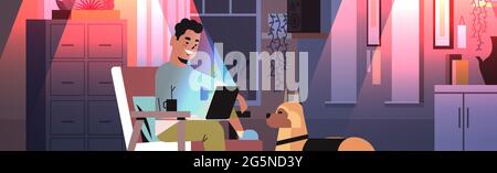 homme d'affaires surtravaillé indépendant regardant l'écran d'ordinateur portable homme avec chien travaillant dans la nuit sombre maison chambre Illustration de Vecteur