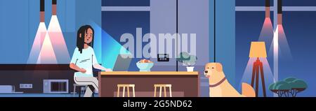 femme d'affaires surtravaillée pigiste regardant l'écran d'ordinateur portable femme avec chien travaillant dans la cuisine de nuit sombre Illustration de Vecteur