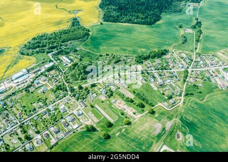 paysage de campagne d'été. village parmi les champs agricoles. vue aérienne de drone volant Banque D'Images