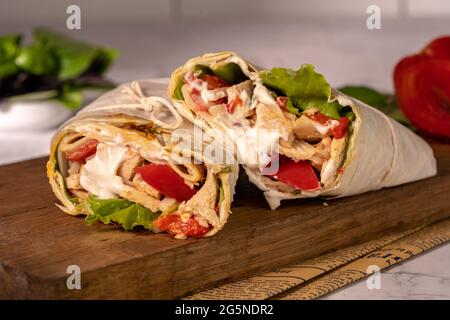Shawarma ou burrito maison ou rouleau de poulet avec légumes et sauce Banque D'Images