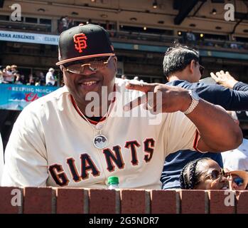 Juin 27 2021 San Francisco CA, États-Unis artiste et producteur de la région de la baie E-40 accroché aux fans pendant le match de la MLB entre les Oakland Athletics et les San Francisco Giants à Oracle Park San Francisco Calif. Thurman James/CSM Banque D'Images