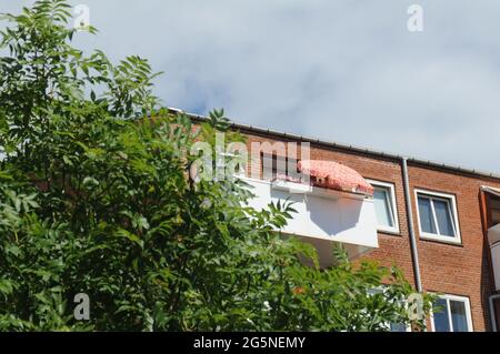 Kastrup/ Danemark. 28 juin 2021, /les étés danois et les balcons danois décoarés avec des fleurs et l'été umbrealla à Kastrup Danemark. (Photo..Franc Banque D'Images