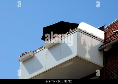 Kastrup/ Danemark. 28 juin 2021, /les étés danois et les balcons danois décoarés avec des fleurs et l'été umbrealla à Kastrup Danemark. (Photo..Franc Banque D'Images