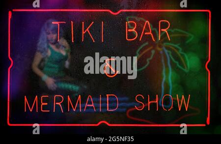 Neon Tiki Bar et Mermaid Show Neon Sign In Rainy Window Banque D'Images