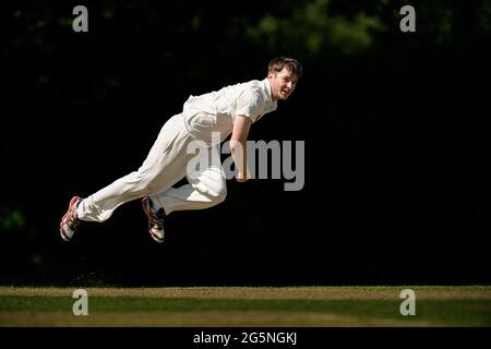 Fast bowler en action. Banque D'Images