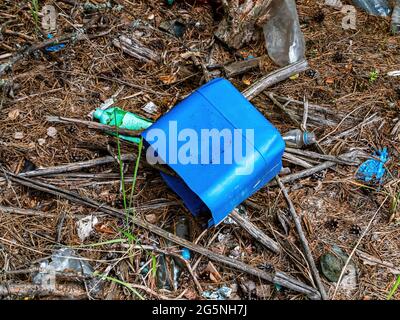 Un réservoir en plastique bleu dans une décharge sanitaire. Récipient pour produits chimiques. Produits chimiques automobiles. Pollution de l'environnement. Déchets de plastique. Écologie. Wast industriel Banque D'Images