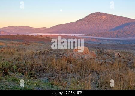 Lever du soleil dans les Snowy Mountains Banque D'Images