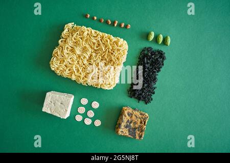 Concept ramen ingrédients soupe nouilles, oeuf, algues wakame, tofu, viande de soja sur vert Banque D'Images