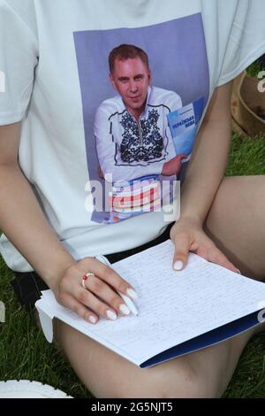 DNIPRO, UKRAINE - le 28 JUIN 2021 - PARTICIPANT à une dictée en plein air en langue ukrainienne, qui s'est tenue près de la place Tarasa Shevchenko pour la célébration o Banque D'Images