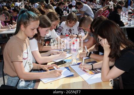 DNIPRO, UKRAINE - 28 JUIN 2021 - On fait de la dictée ukrainienne à l'extérieur sur la place Tarasa Shevchenko, à l'occasion du 25e jour de la Consitution, Dnipr Banque D'Images