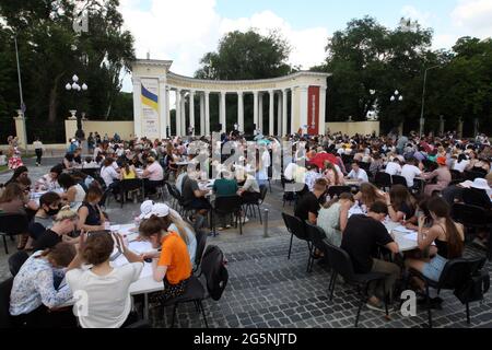 DNIPRO, UKRAINE - 28 JUIN 2021 - On fait de la dictée ukrainienne à l'extérieur sur la place Tarasa Shevchenko, à l'occasion du 25e jour de la Consitution, Dnipr Banque D'Images
