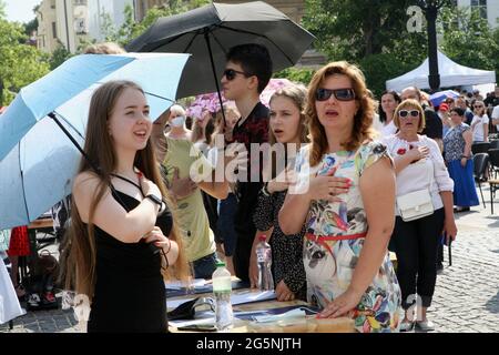 DNIPRO, UKRAINE - 28 JUIN 2021 - les participants exécutent l'hymne national avant le début d'une dictée en plein air en ukrainien à Tara Banque D'Images