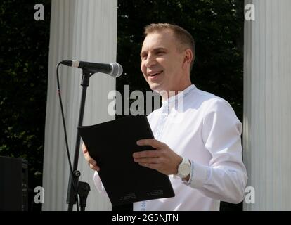 DNIPRO, UKRAINE - le 28 JUIN 2021 - le linguiste et animateur de radio Oleksandr Avramenko lit un texte en ukrainien lors d'une dictée en plein air Banque D'Images