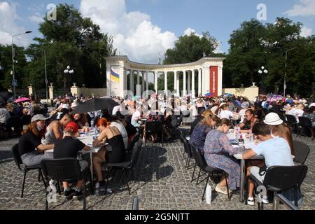DNIPRO, UKRAINE - 28 JUIN 2021 - On fait de la dictée ukrainienne à l'extérieur sur la place Tarasa Shevchenko, à l'occasion du 25e jour de la Consitution, Dnipr Banque D'Images