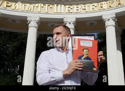 DNIPRO, UKRAINE - 28 JUIN 2021 - le linguiste et animateur de radio Oleksandr Avramenko doit lire une dictée en ukrainien dans Tarasa Shevchenko Sq Banque D'Images