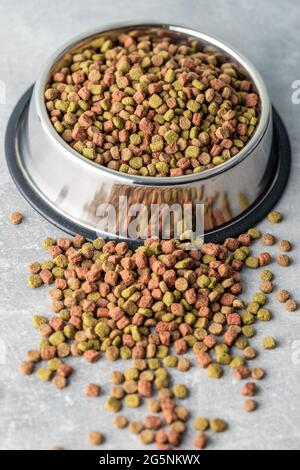 Nourriture sèche en croquettes pour animaux. Nourriture séchée pour chats ou chiens dans un bol. Banque D'Images
