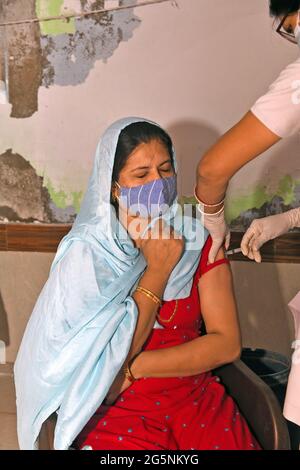 Beawar, Inde. 28 juin 2021. Une femme musulmane reçoit une dose du vaccin COVID-19 lors d'une campagne de vaccination spéciale à une mousse de Beawar. Le gouvernement du Rajasthan a autorisé tous les lieux religieux à rouvrir à partir de lundi avec des protocoles Covid stricts. (Photo de Sumit Saraswat/Pacific Press) crédit: Pacific Press Media production Corp./Alay Live News Banque D'Images