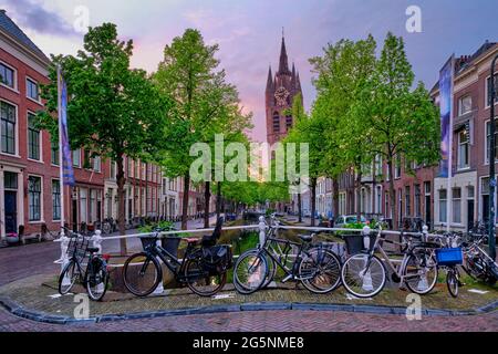 Rue delt avec vélos sur le pont au-dessus du canal Banque D'Images