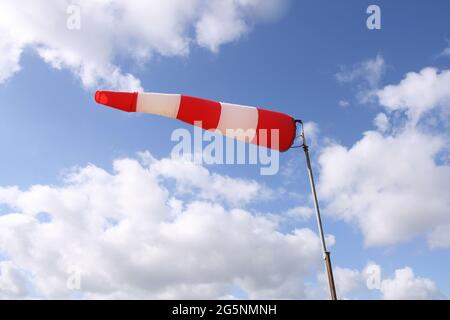 Drapeau de la chaussette avec bandes rouges et blanches sur fond bleu ciel Banque D'Images