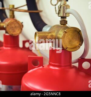 Système automatique d'extinction d'incendie au gaz composé de deux bouteilles rouges Banque D'Images